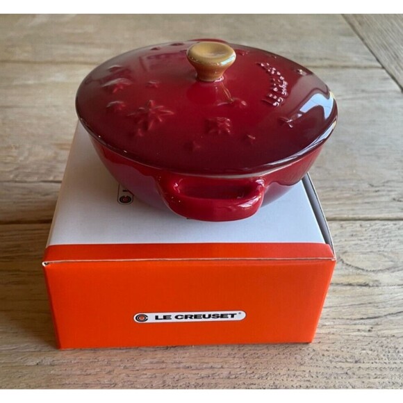 NEW Le Creuset Stoneware Mini Marmite Star Relief w/golden knob, 12cm, Cerise - Picture 5 of 11